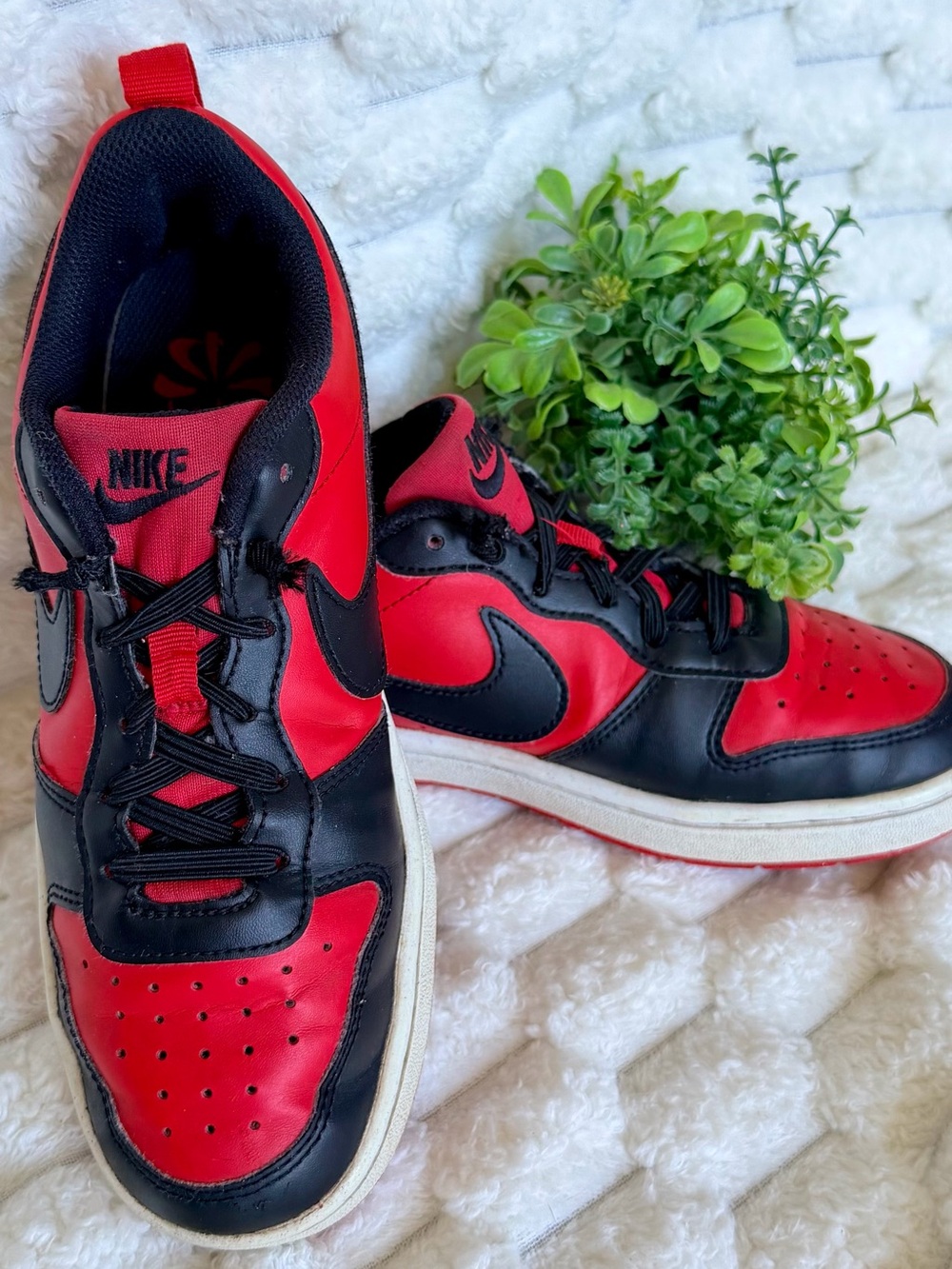Nike Men’s Red and Black Low-Top Sneakers